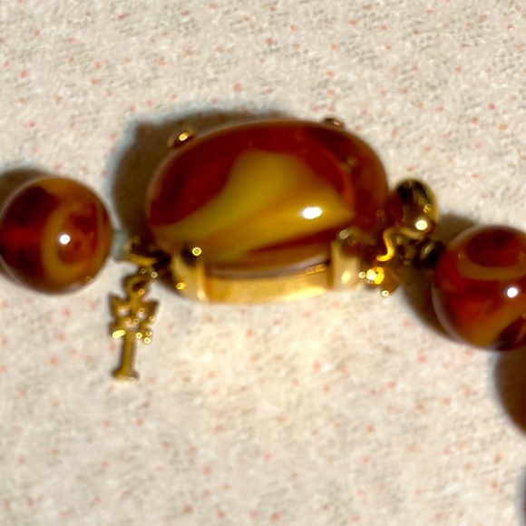 Vintage Trifari crown faux tortoiseshell stone and bead bracelet set (571) - Picture 7 of 9